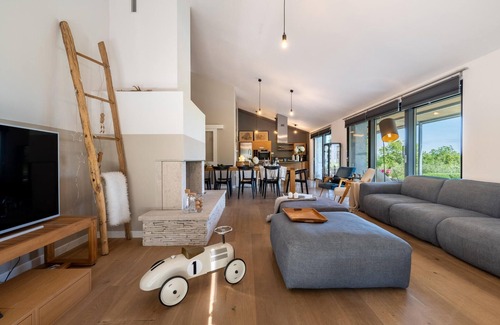 Pican House | Beautiful home in Pican with sauna
