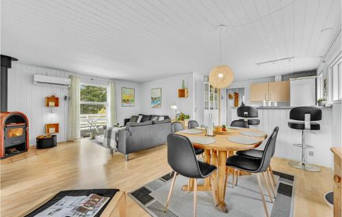 Skjern House | Beautiful Home In Skjern With Kitchen