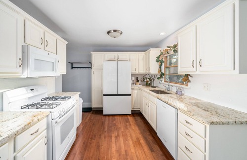 Canton House | Beautiful Home only Steps to the Pro Football Hall of Fame, Sleeps up to 12!