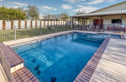 Sabinal House | Beautiful home with a pool