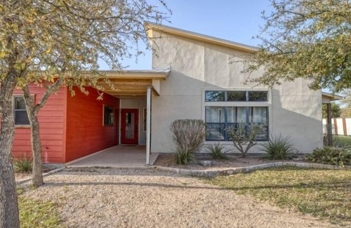 Sabinal House | Beautiful home with a pool