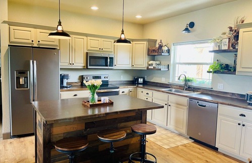 Corvallis House | Beautiful home with a hot tub that welcomes pets.