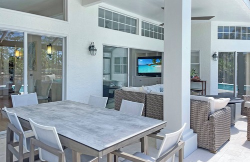 Naples House | Beautiful home with panoramic views on the 17th hole of prestigious Eagle Creek