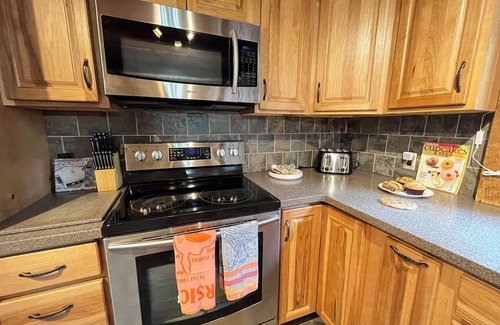 Queensbury House | Beautiful House 10 min From Lake George