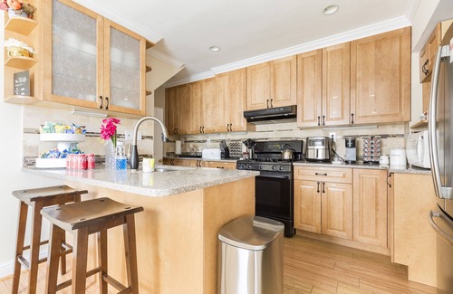 Arlington Ridge House | Beautiful House|9 Beds|King Bed|3 Baths|Free Parking|DC|Family & Pet Friendly