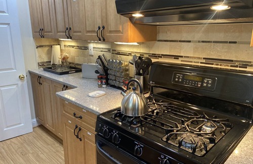Arlington Ridge House | Beautiful House|9 Beds|King Bed|3 Baths|Free Parking|DC|Family & Pet Friendly