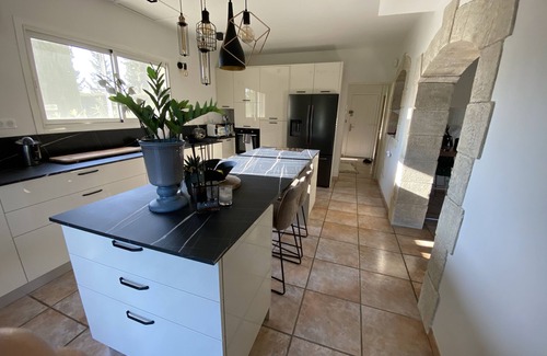 Graveson Villa | BEAUTIFUL HOUSE, CLOSED SWIMMING POOL CLOSE , CLIMATISEE, IN THE COUNTRYSIDE