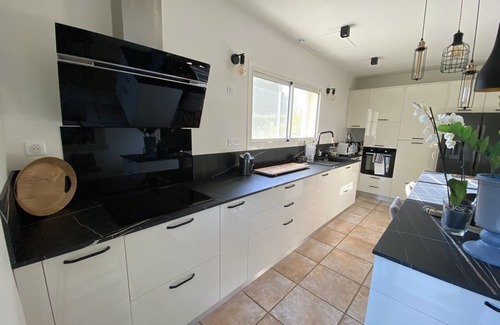 Graveson Villa | BEAUTIFUL HOUSE, CLOSED SWIMMING POOL CLOSE , CLIMATISEE, IN THE COUNTRYSIDE