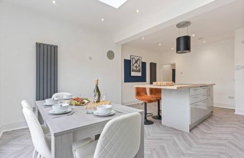 Ashton in Makerfield House | Beautiful House - Sleeps up to 7 - Free Parking, Fast Wifi and Smart TV by Yoko Property