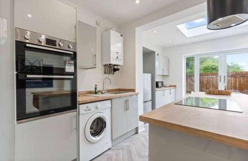 Ashton in Makerfield House | Beautiful House - Sleeps up to 7 - Free Parking, Fast Wifi and Smart TV by Yoko Property