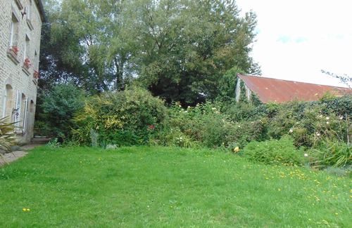 Vindefontaine House | Beautiful house with walled mature gardens in pretty village