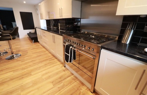 Milton Keynes House | Beautiful house with nearby shopping, great for walking and beautiful lakes.