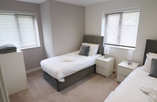 Milton Keynes House | Beautiful house with nearby shopping, great for walking and beautiful lakes.