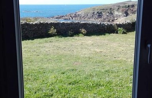 Primelin Villa | Beautiful house with its feet in the water, the sea at the end of the garden!