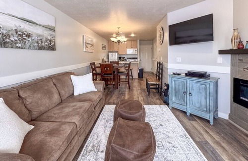 Harbor Village Condo | Beautiful Inn Building Updated Condo #211