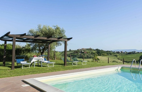 Castiglione del Lago House | Beautiful apartment in villa with hot tub, A/C, pool, WIFI, TV, patio, pets allowed and parking