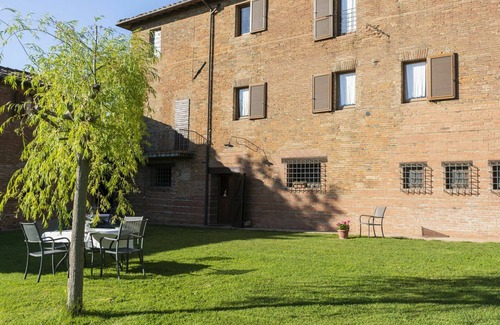 Castiglione del Lago House | Beautiful apartment in villa with hot tub, A/C, pool, WIFI, TV, patio, pets allowed and parking