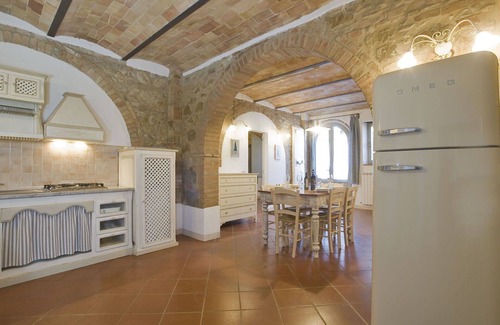 Montalcino Villa | Beautiful apartment in villa for 4 people with WIFI, pool, patio, pets allowed and panoramic view