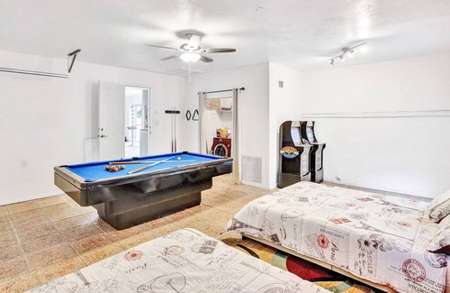 Miami Gardens House | Beautiful Jewel in Miami Gardens Private Heated Pool
