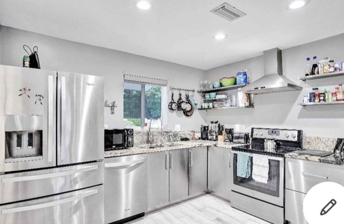 Miami Gardens House | Beautiful Jewel in Miami Gardens Private Heated Pool