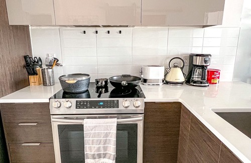 Cote-Des-Neiges—Notre-Dame-De-Grace Apartment | Beautiful King Designer Suite with Office Gym indoor Parking