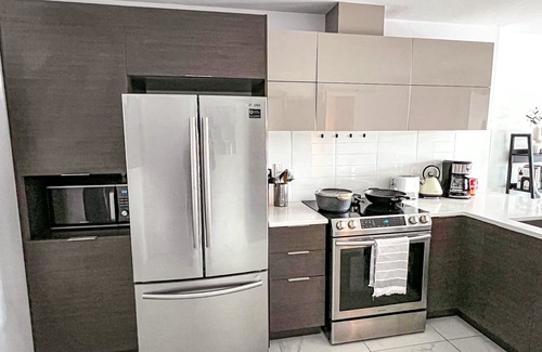 Cote-Des-Neiges—Notre-Dame-De-Grace Apartment | Beautiful King Designer Suite with Office Gym indoor Parking