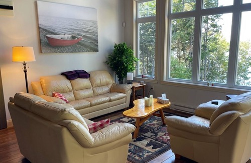 Sheffield House | Beautiful Lakefront Home on Indian Lake