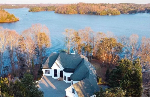 Gainesville House | Beautiful Lake Escape! Heated Private Pool and Fun on the Lake! Book Now!