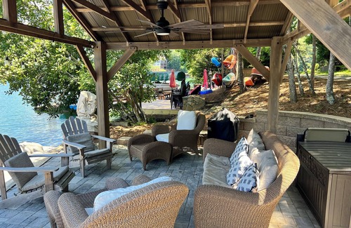 Waleska House | Beautiful lake-front escape from the City