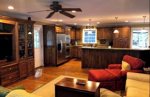 Clemson House | Beautiful Lake House Walking Distance to the Stadium.