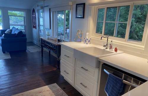 Bracebridge Cottage | Beautiful Lake Muskoka. Sunny days. Sensational sunsets.