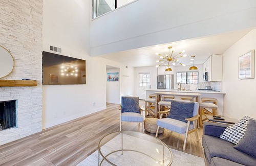 Lake Arrowhead Condo | Beautiful lake-view condo w/shared pool and hot tub walk to restaurants & shops