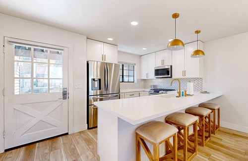 Lake Arrowhead Condo | Beautiful lake-view condo w/shared pool and hot tub walk to restaurants & shops