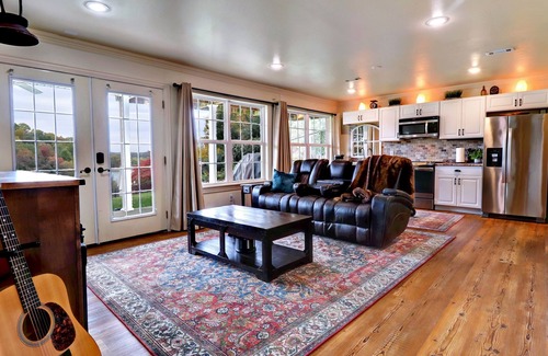 Springdale Cottage | Beautiful Lake Views And Close To Everything Northwest Arkansas Has To Offer