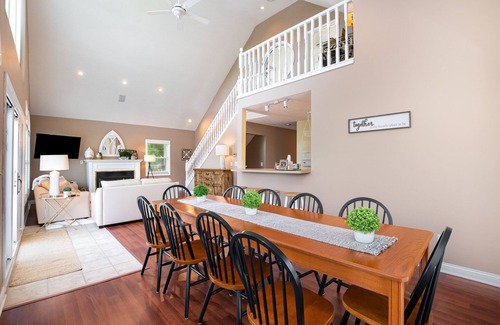 Williamstown House | Beautiful Lakefront Home, Private Dock, Sleeps 16, 12 minutes to Ark Encounter