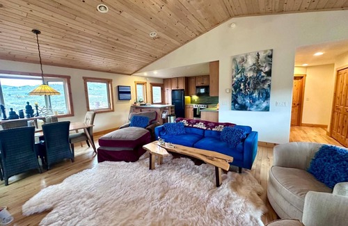 Oak Creek House | Beautiful Lakeview home - 360 views. In Stagecoach State Park.
