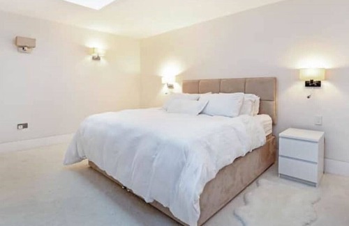Primrose Hill Apartment | Beautiful Large 3 Double Bed Appt in Primrose Hill sleeps 7