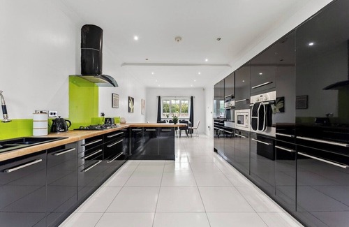 Cheltenham House | Beautiful Large 4 Bed House - Sleeps 12