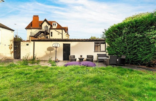 Cheltenham House | Beautiful Large 4 Bed House - Sleeps 12