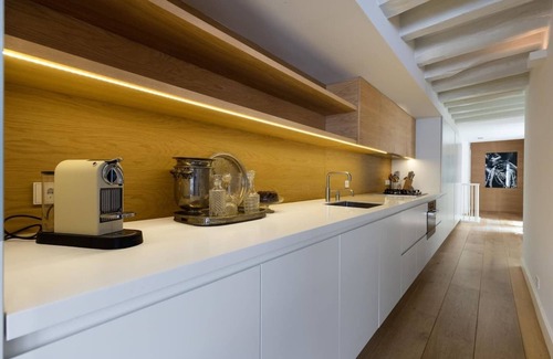 Grachtengordel-West Apartment | Beautiful large apartment at one of the most desirable locations on the famous Prinsengracht.