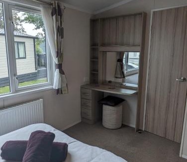 New Forest District Resort | BEAUTIFUL LODGE on SHOREFIELD Country Park on edge of New Forest ENTERTAINMENT AND LEISURE PASSES INCLUDED