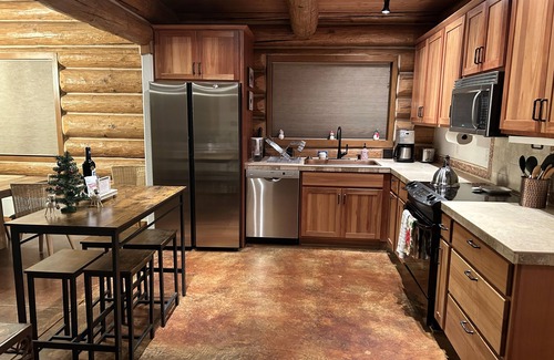 Fairplay Cabin | Beautiful Log Cabin- 26Mi Breck & Ski - Hot Tub- Pet-Friendly