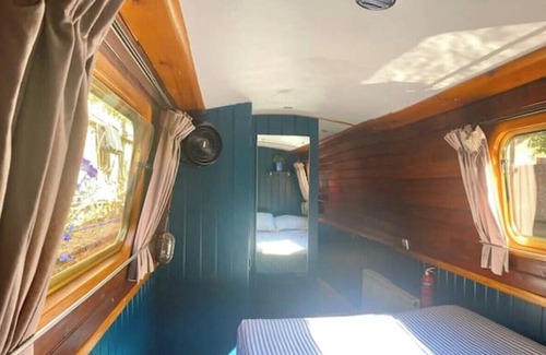 Hanwell Boat Rental | Beautiful London narrowboat moored in private garden