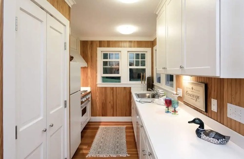 Guilford Cottage | Beautiful Long Island Sound Direct Waterfront Cottage, private beach.