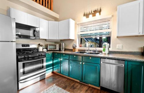 Peter Pan House | Beautiful Modern Cabin in with Fire Pit and Hot Tub, the Perfect Base for Outdoor Adventures in Big Bear, California