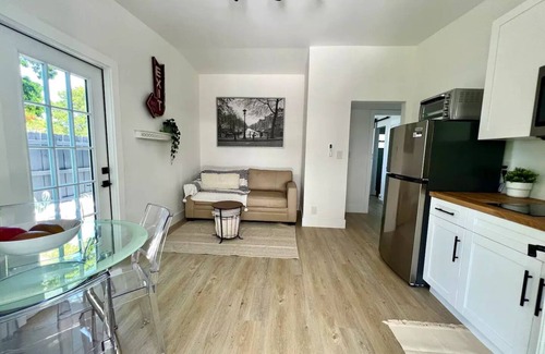 Sunset House | Beautiful mid-century modern home 5min to dwntown