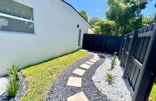 Sunset House | Beautiful mid-century modern home 5min to dwntown