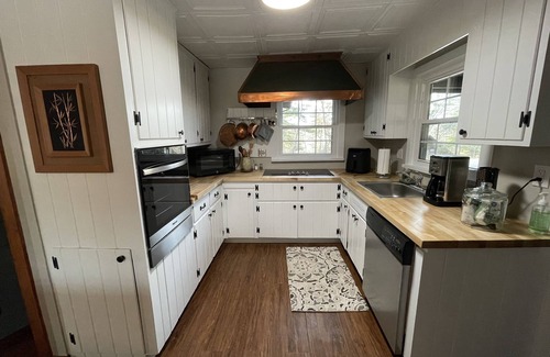 Waynesville House | Beautiful Mid-Century Modern Home in Downtown Waynesville