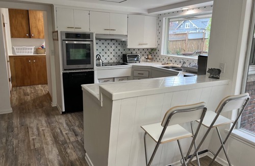 South End House | Beautiful Mid Century Bungalow, right off of I-5!