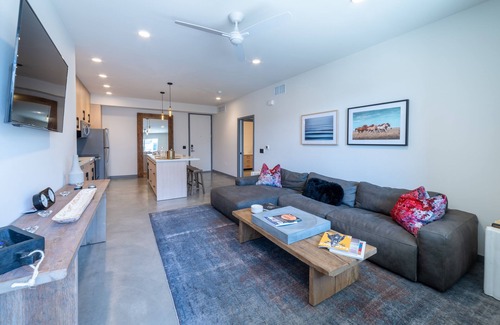 Vista Apartment | Beautiful Modern 2-Bed in DT Vista!